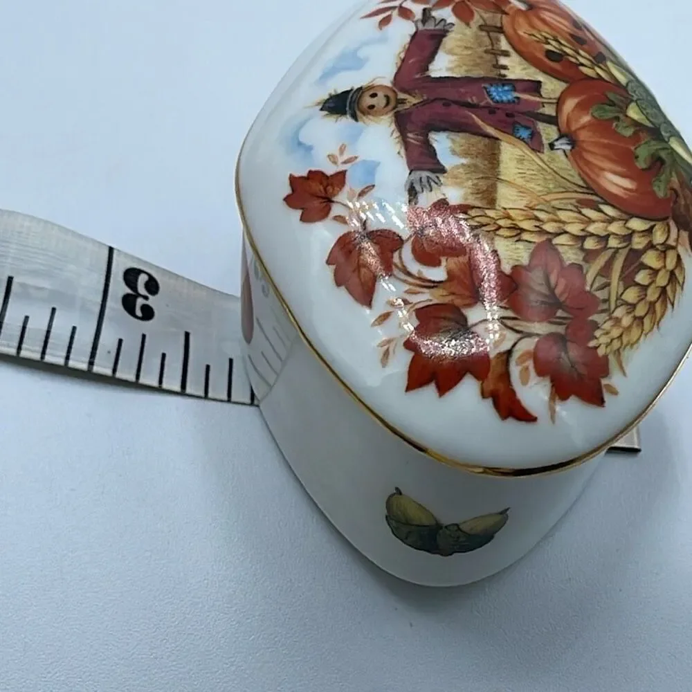 VTG Royal Yarmouth Music trinket box “ Autumn Leaves “ 1986.